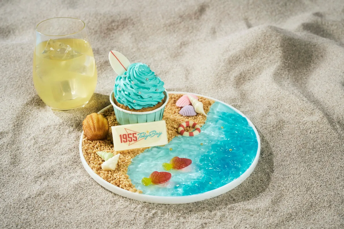 青い海をイメージしたゼリーとカップケーキのスイーツプレート
