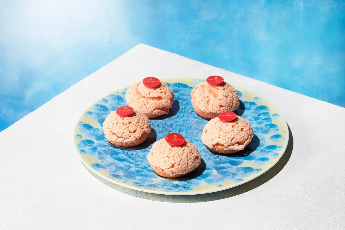 旬の白桃を贅沢に使用したクッキーシュークリーム