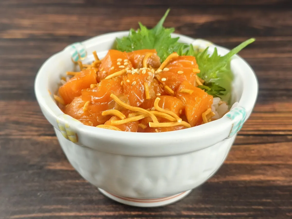 ベビースターをトッピングしたサーモン丼
