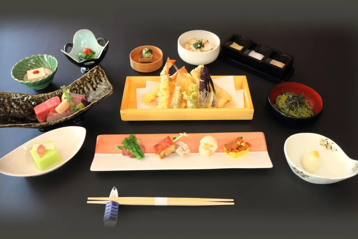 天ぷらやお造りが並ぶ豪華な和食御膳