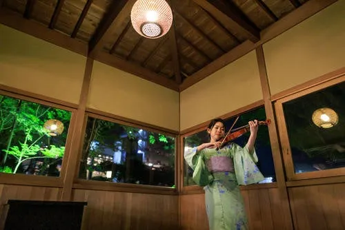 茶室で披露されるヴァイオリン演奏