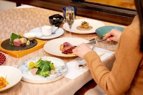 個室ダイニングでの上質な食事風景