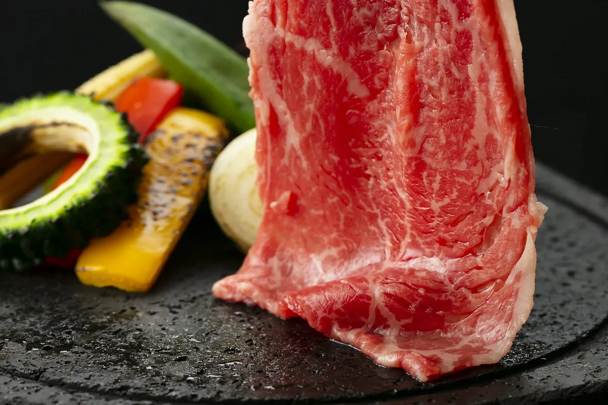 溶岩プレートで焼く鹿児島黒牛