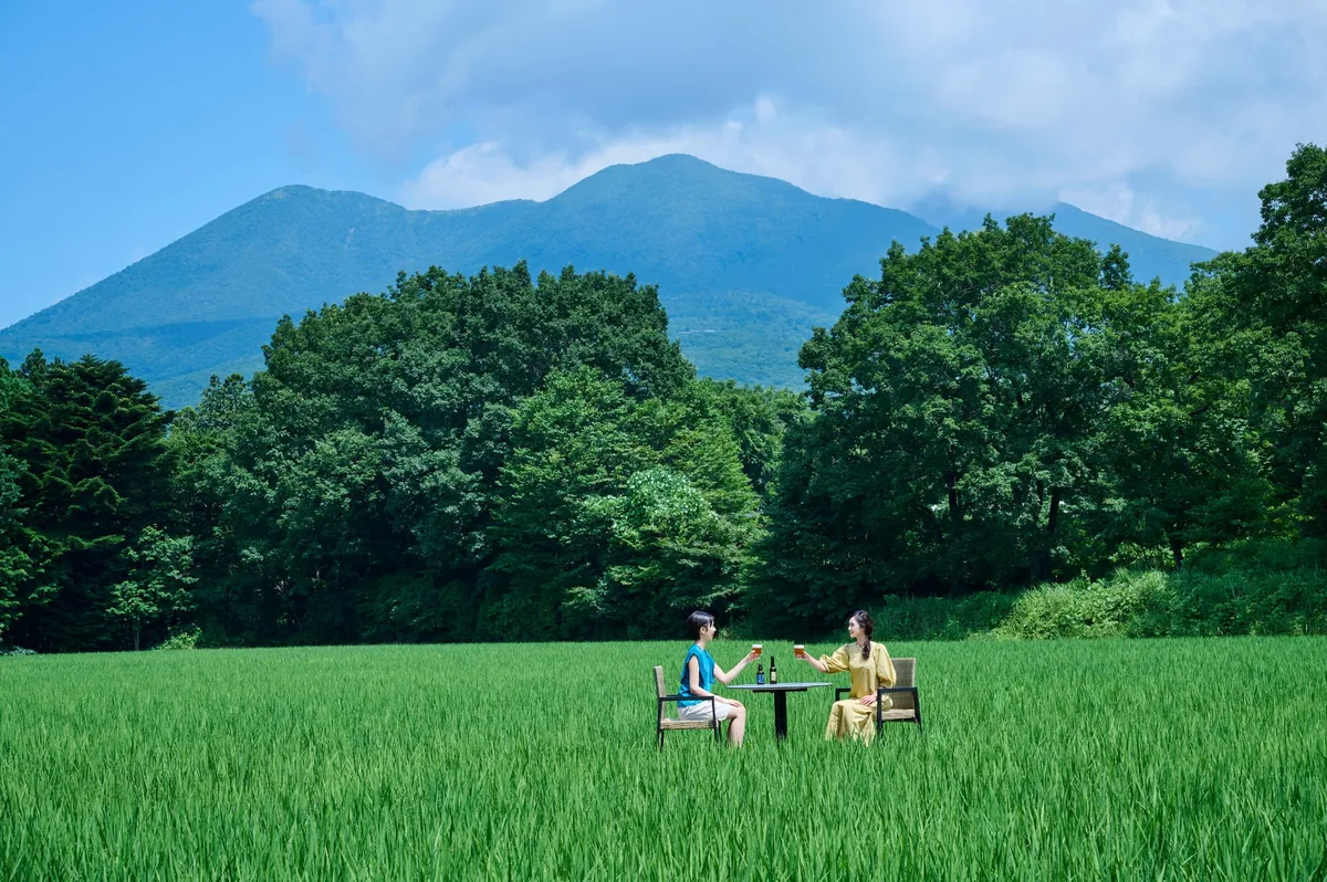 リゾナーレ那須の田んぼビアガーデンで乾杯する様子