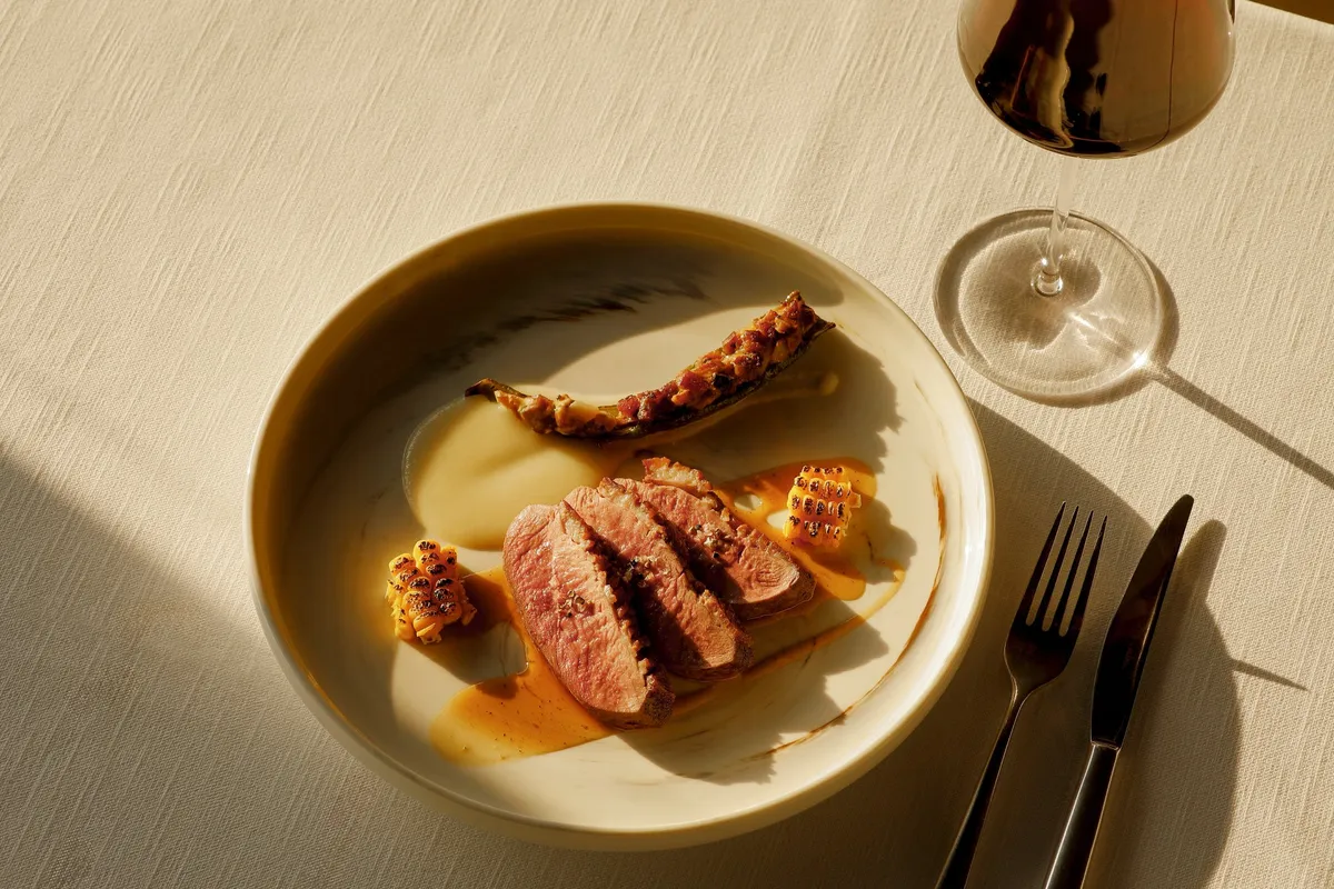 和牛と旬の食材が響き合うメイン料理