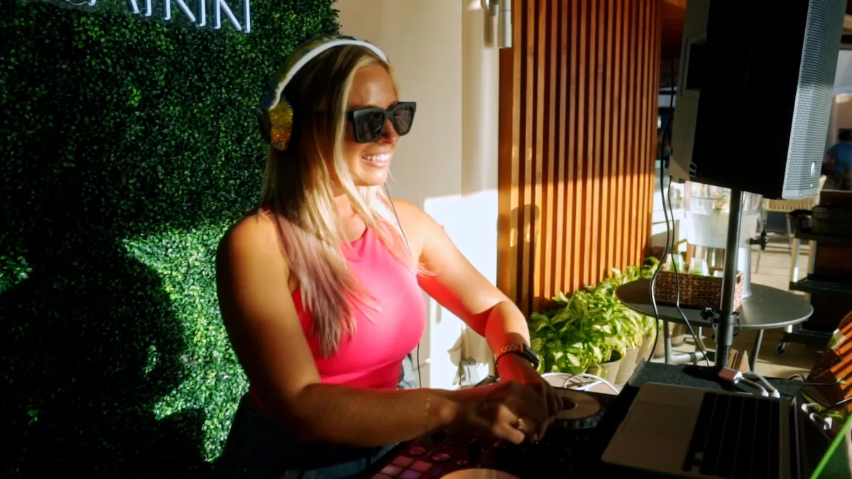 プールサイドで音楽を奏でるDJのパフォーマンス
