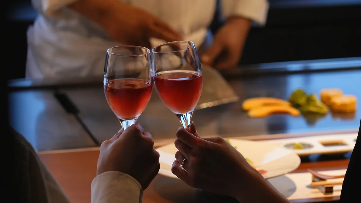 海を眺めながら楽しむ至福の乾杯