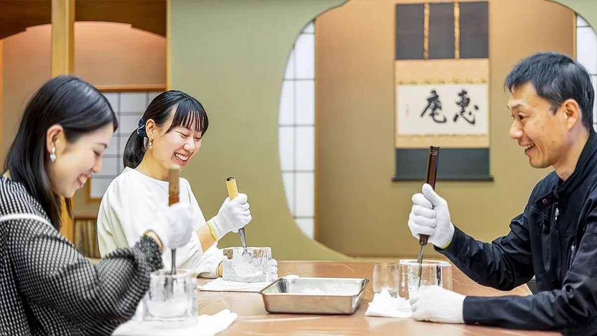 氷彫刻師の指導のもと氷を削るワークショップの様子