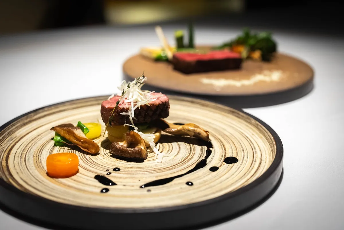 美しく盛り付けられた厳選素材の肉料理