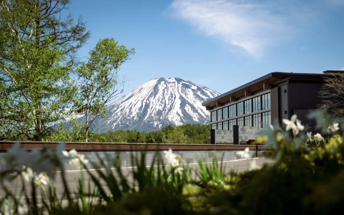 ホテルの敷地内から美しく見える羊蹄山の全景