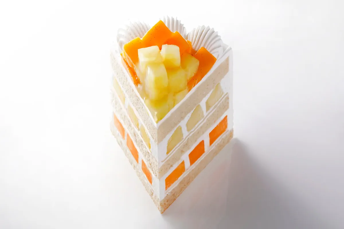 メロンとマンゴーを贅沢に使用した2層のショートケーキ
