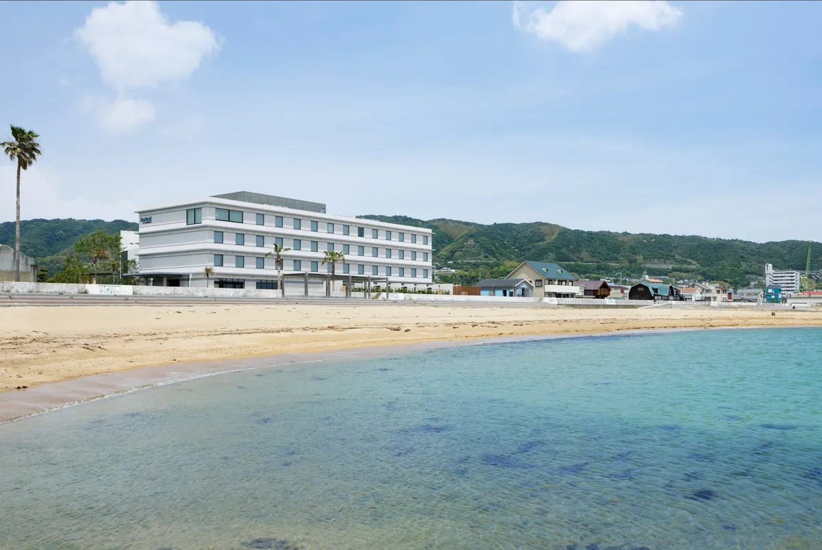 美しい砂浜と青い海に面したホテル
