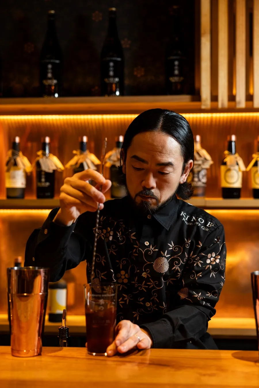 カクテルを作るグローバルアンバサダーの佐久間雅志氏