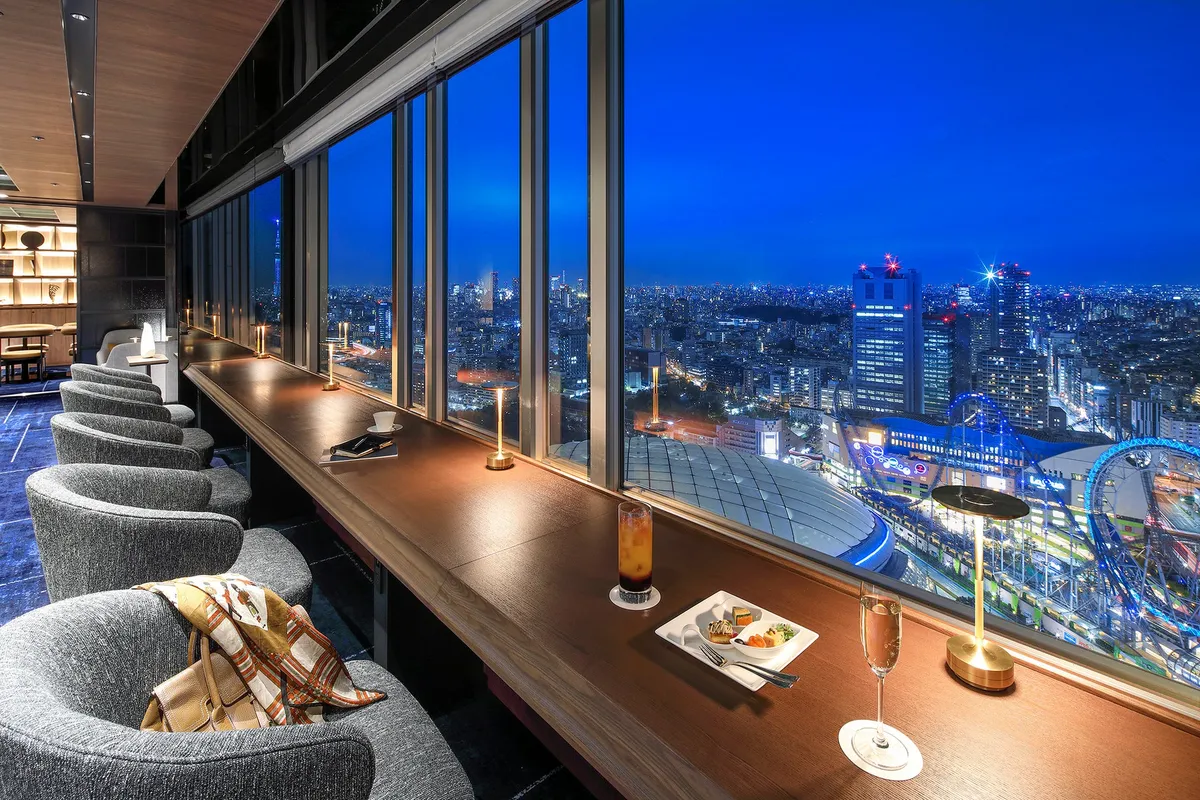 東京ドームの夜景を目の前に望むエグゼクティブラウンジ。カクテルタイムには幻想的な風景が広がります。