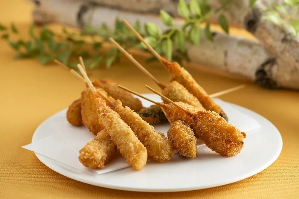 カラッと揚がったバラエティ豊かな串揚げ料理