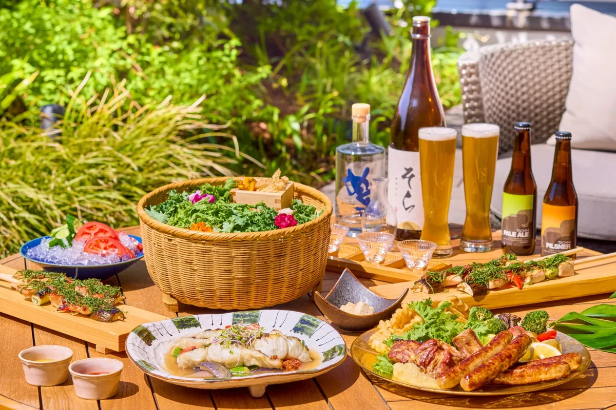 テラス席で楽しむ平日限定の『SORANO Beer Garden』の様子