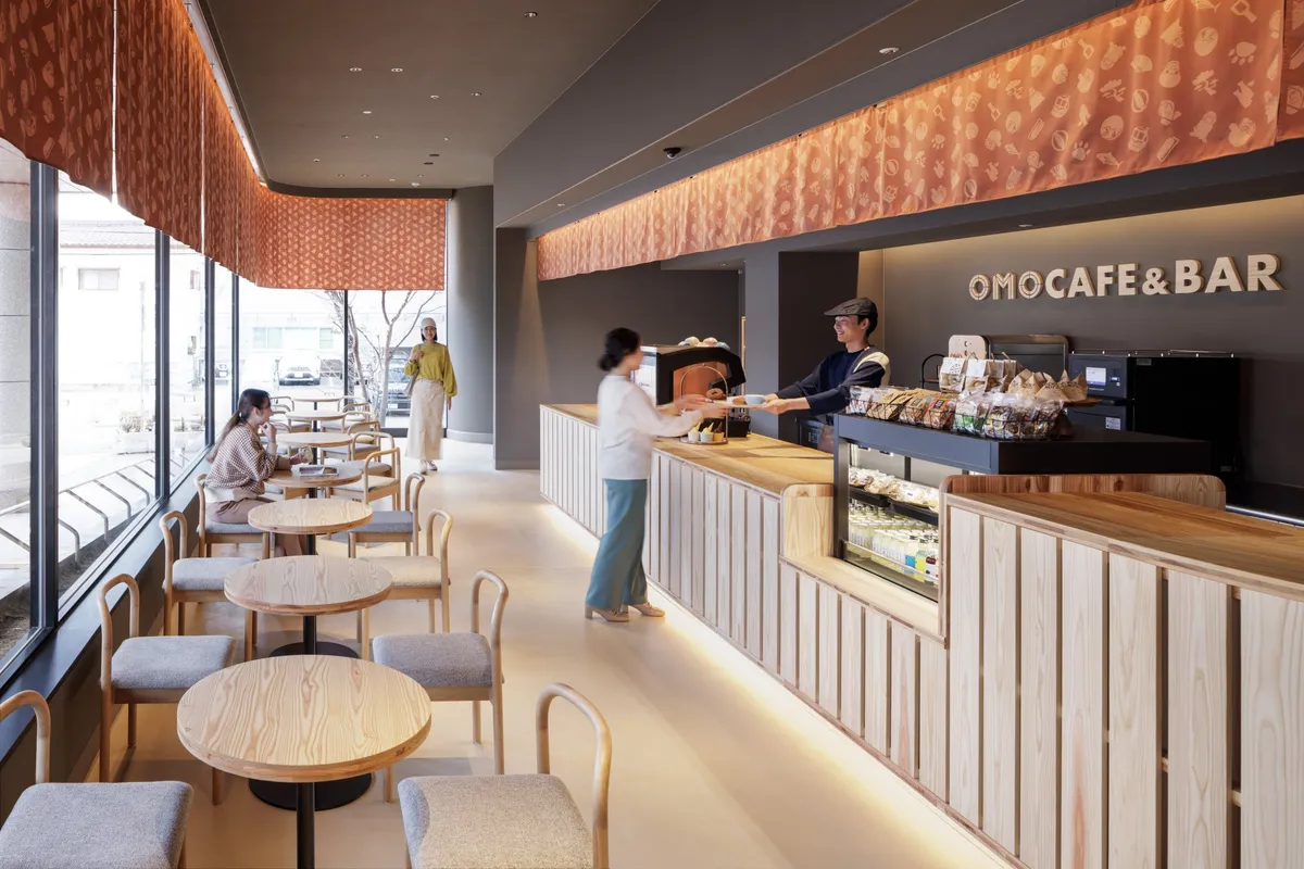 OMOカフェ＆バルのスタイリッシュな内観