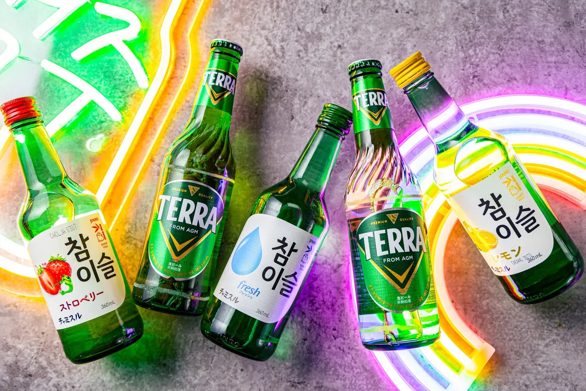 TERRAビールと様々なフレーバーのチャミスルが並ぶ様子