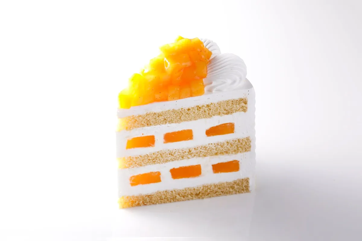 完熟マンゴーがたっぷりトッピングされたショートケーキ