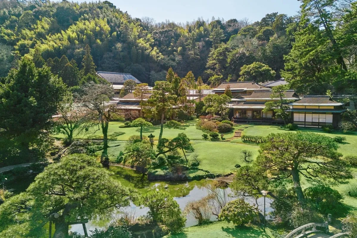 小川治兵衛が手掛けた広大な日本庭園の全景