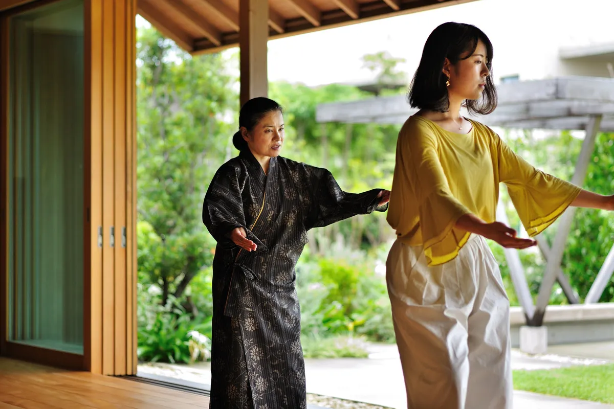 師範から教わる本格的な琉球舞踊の体験