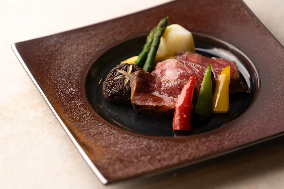 厳選された肉料理の一皿