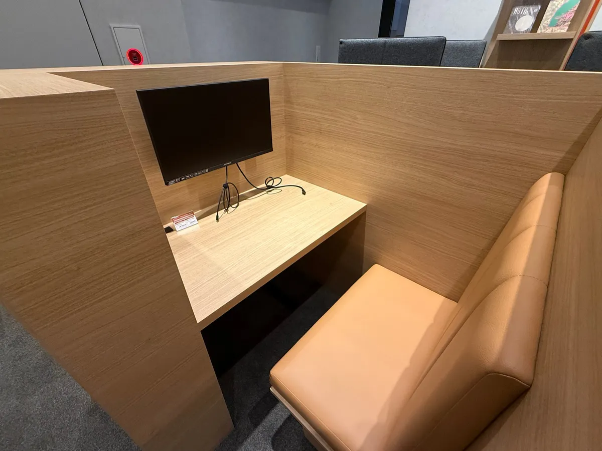 集中して作業ができるモニター付きの完全個室ブース