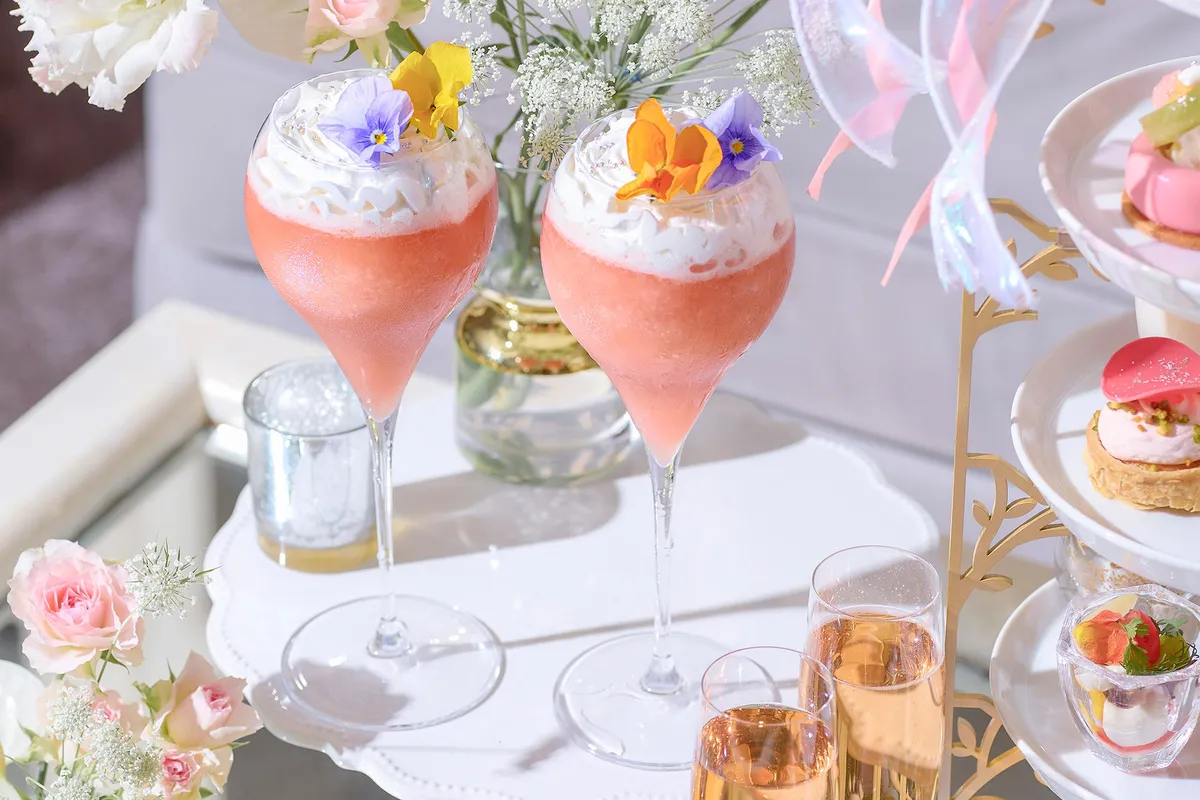 華やかな桃のドリンク