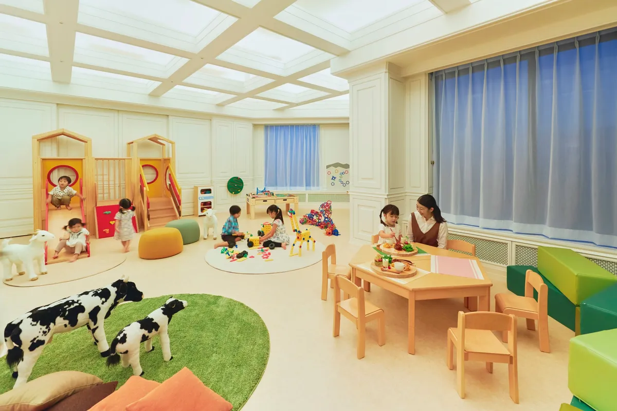 おもちゃや遊具が充実した広々とした託児サービス施設