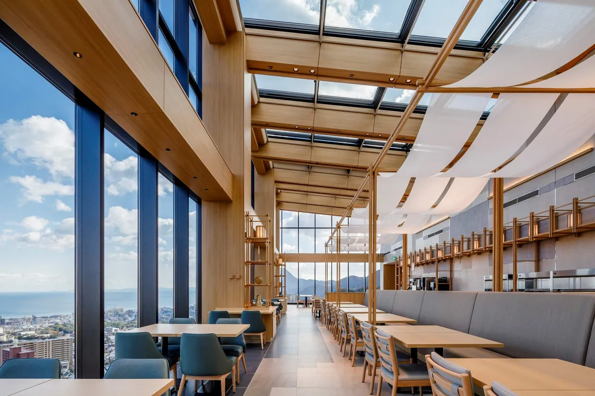 天井が高く開放感あふれる和ダイニング星の店内