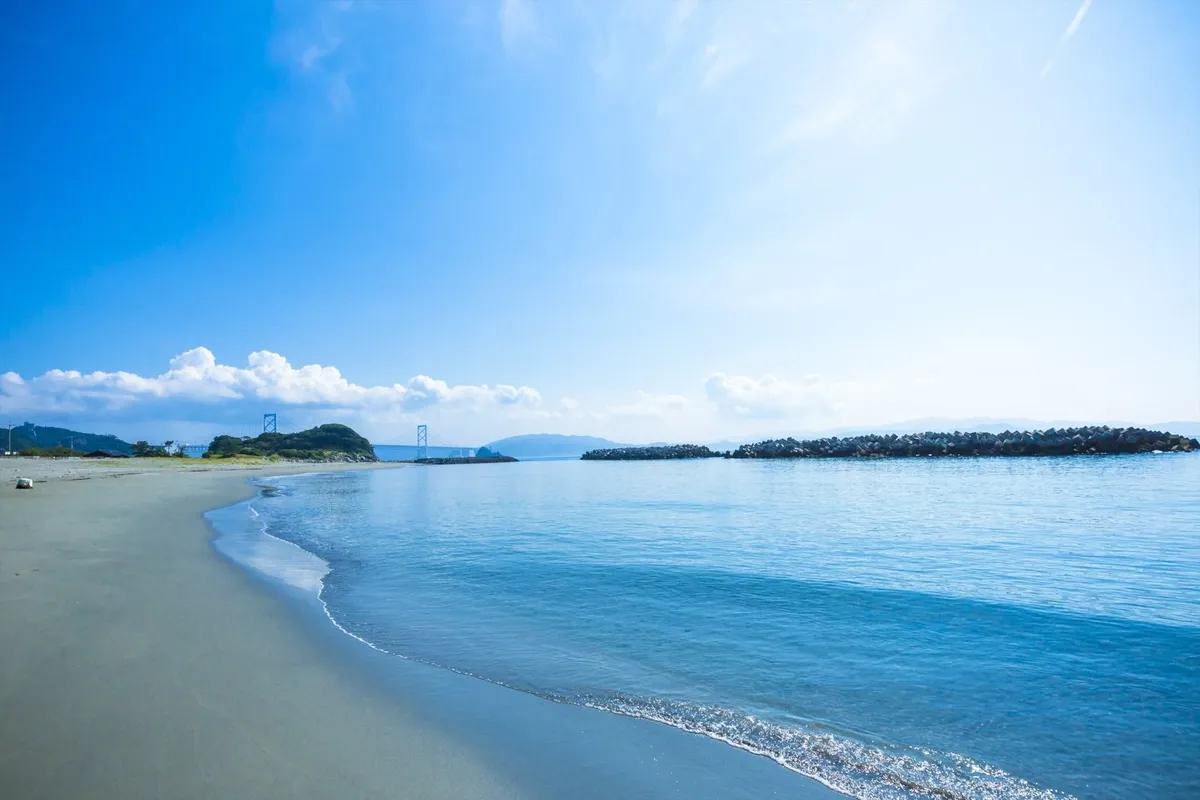 透明度の高い鳴門の海の波打ち際と青い水平線