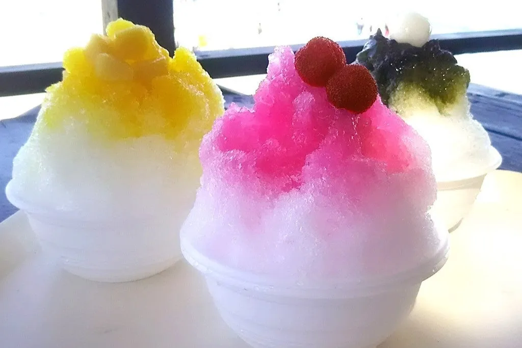 カラフルなシロップがたっぷりかかった3種類のかき氷