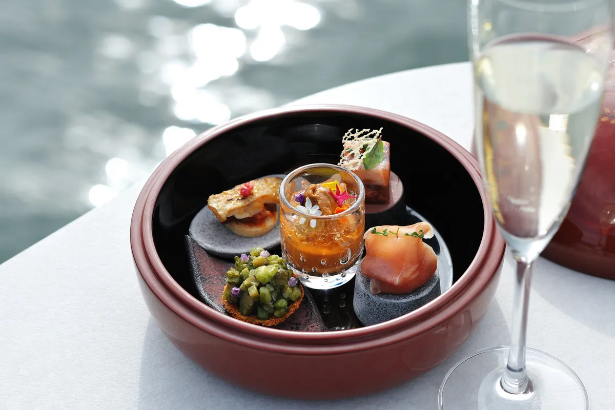 海を背景にした前菜の盛り合わせとシャンパン