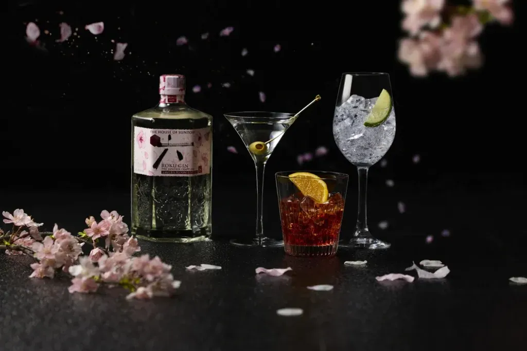 桜を背景にした限定ジンと3種のカクテル
