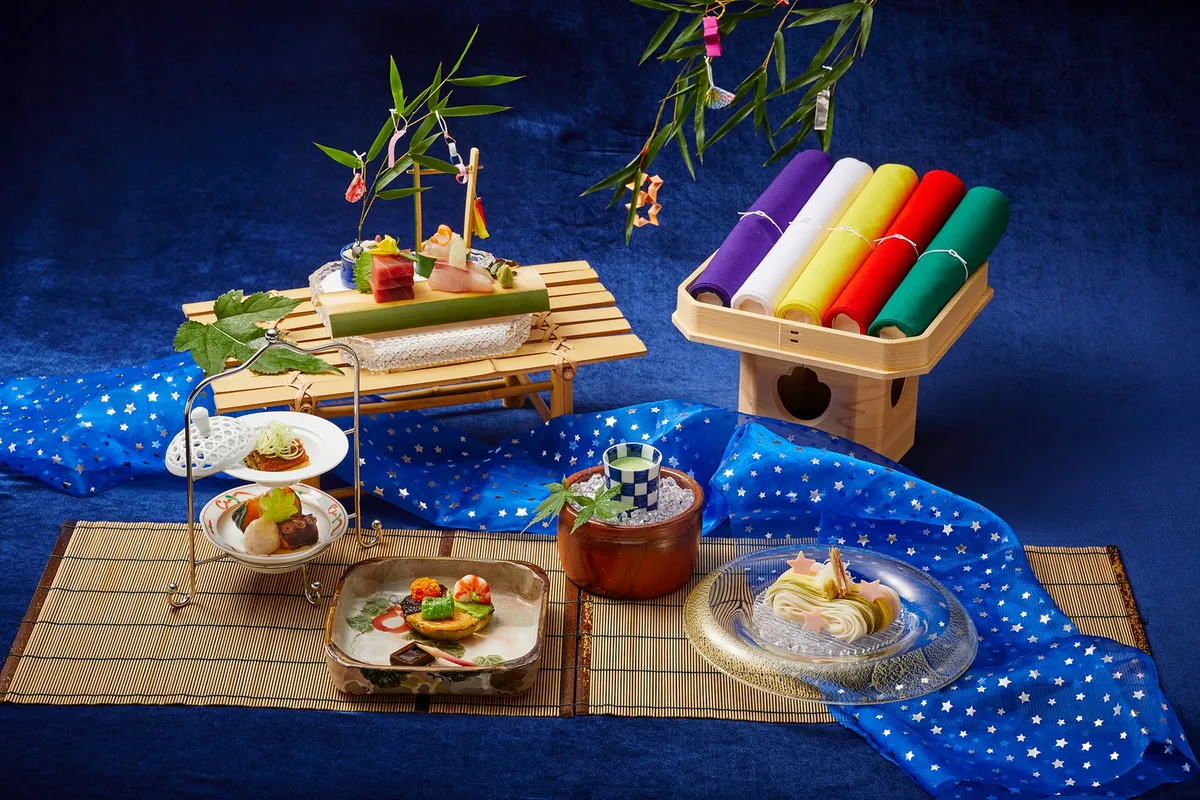 日本料理「源氏香」の七夕会席料理。笹の葉や天の川をイメージした盛り付けが美しい。