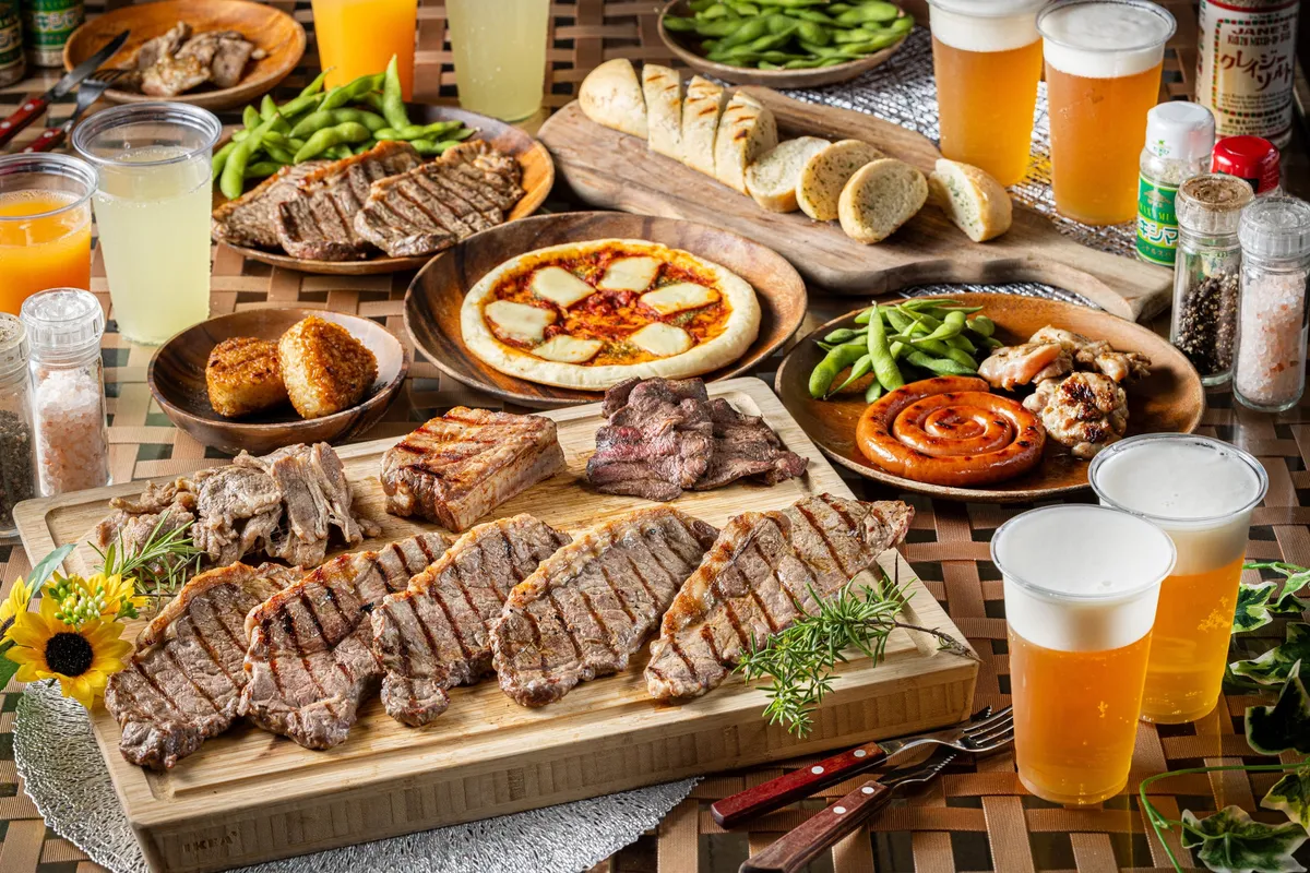 ステーキやピザが並ぶ豪華なBBQ料理