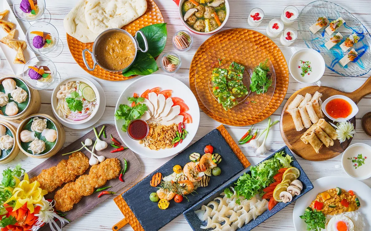 アジアン料理が並ぶ華やかなブッフェテーブル