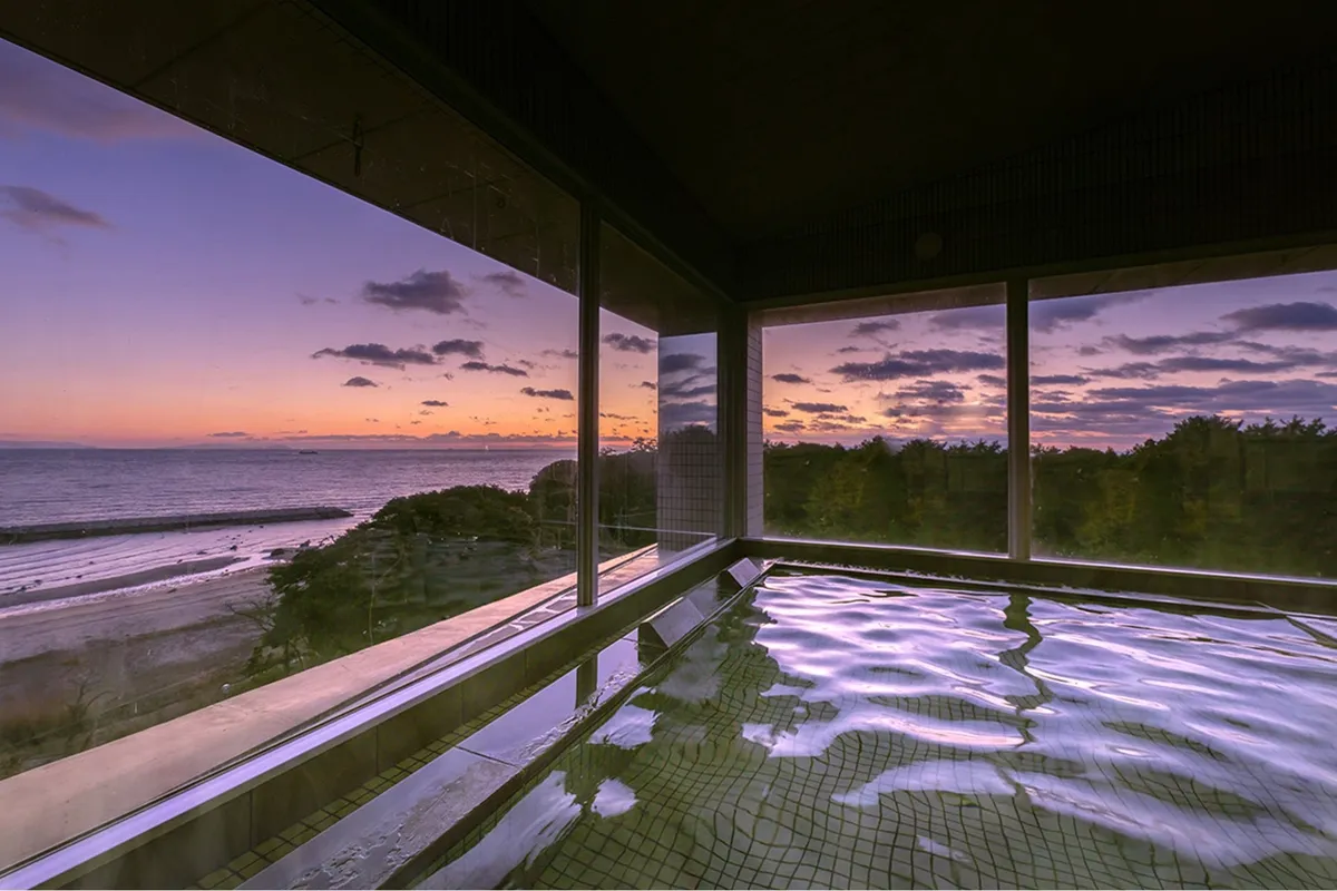 夕日に染まる海を望む展望大浴場