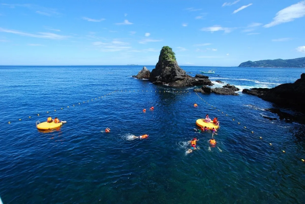 相模灘と一体化したオーシャンプールの全景
