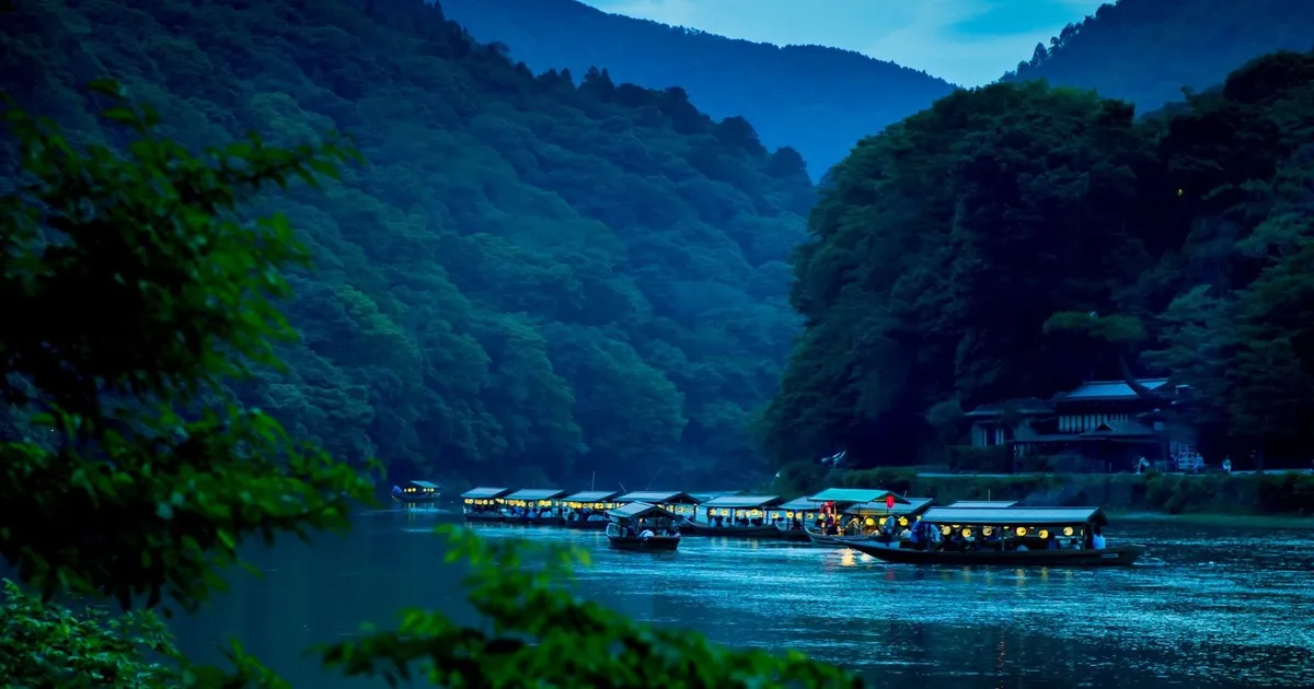 夜の保津川に浮かぶ鑑賞船