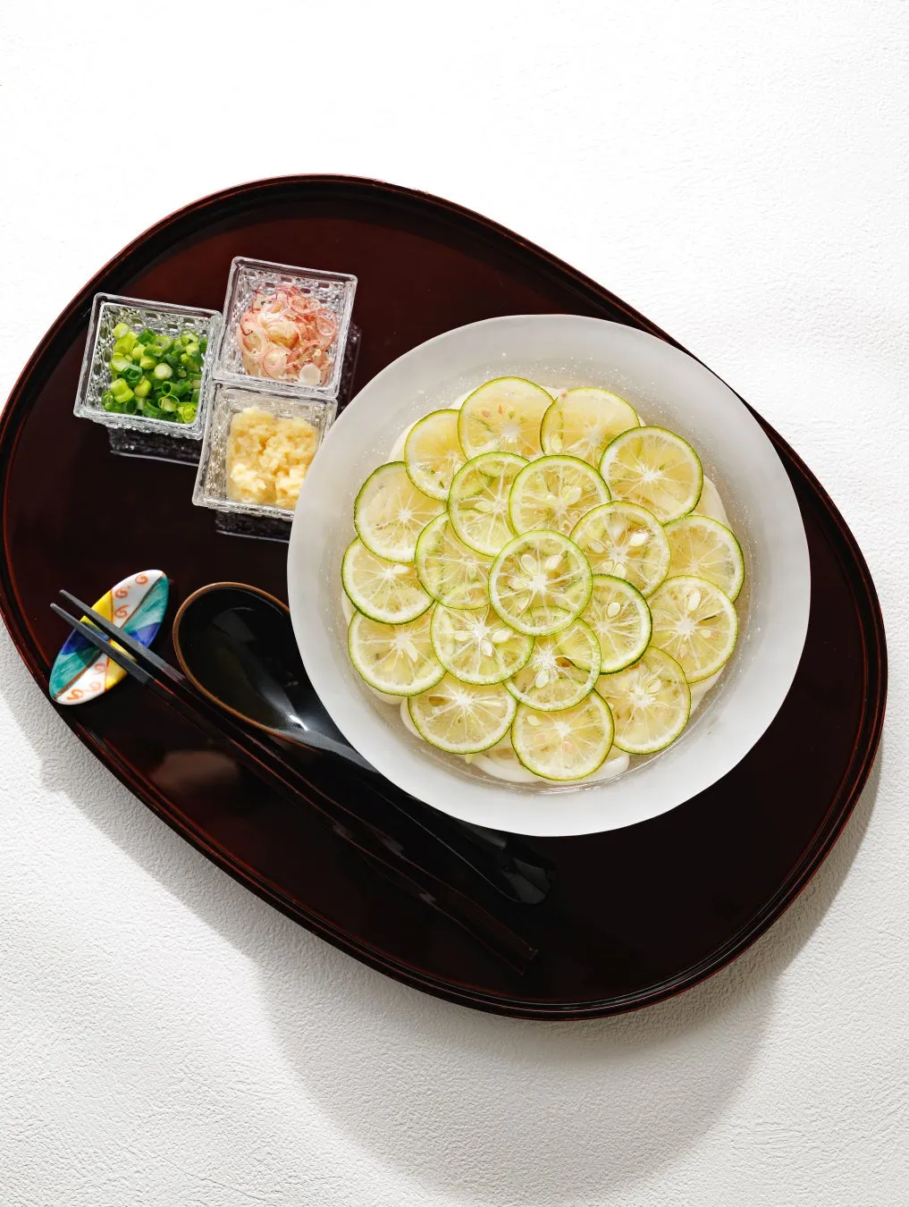 器一面に敷き詰められた爽やかなすだちうどん