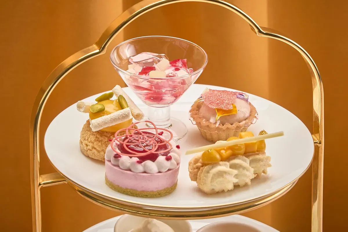 ピンクとイエローが鮮やかな上段のスイーツプレート