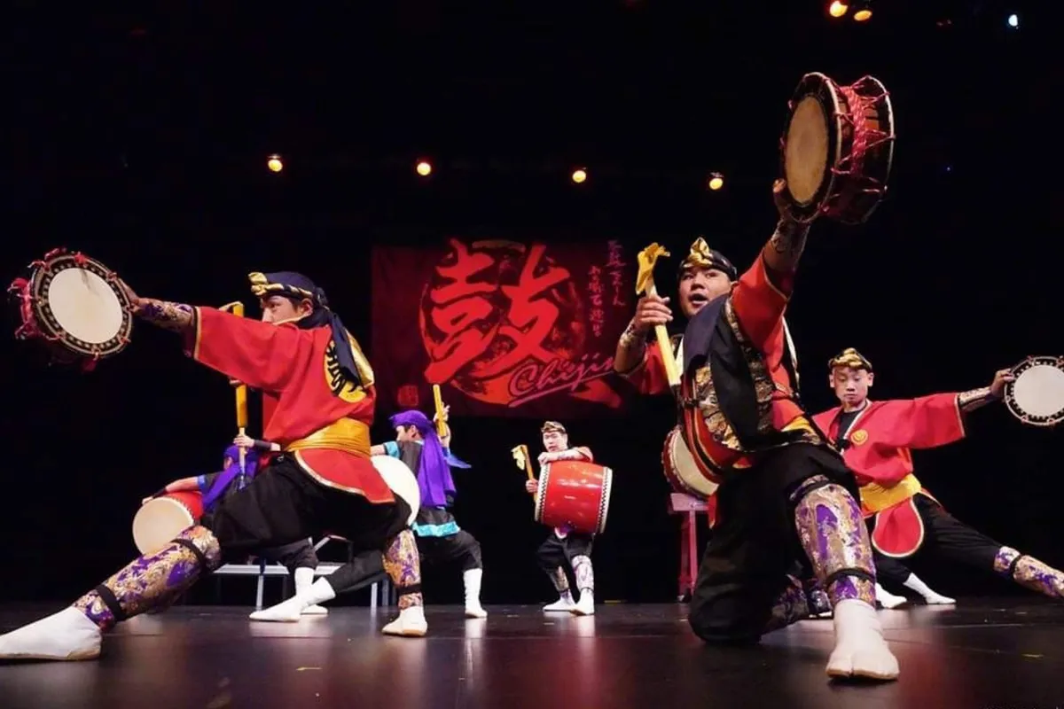 力強い太鼓の音とともに踊る創作エイサー