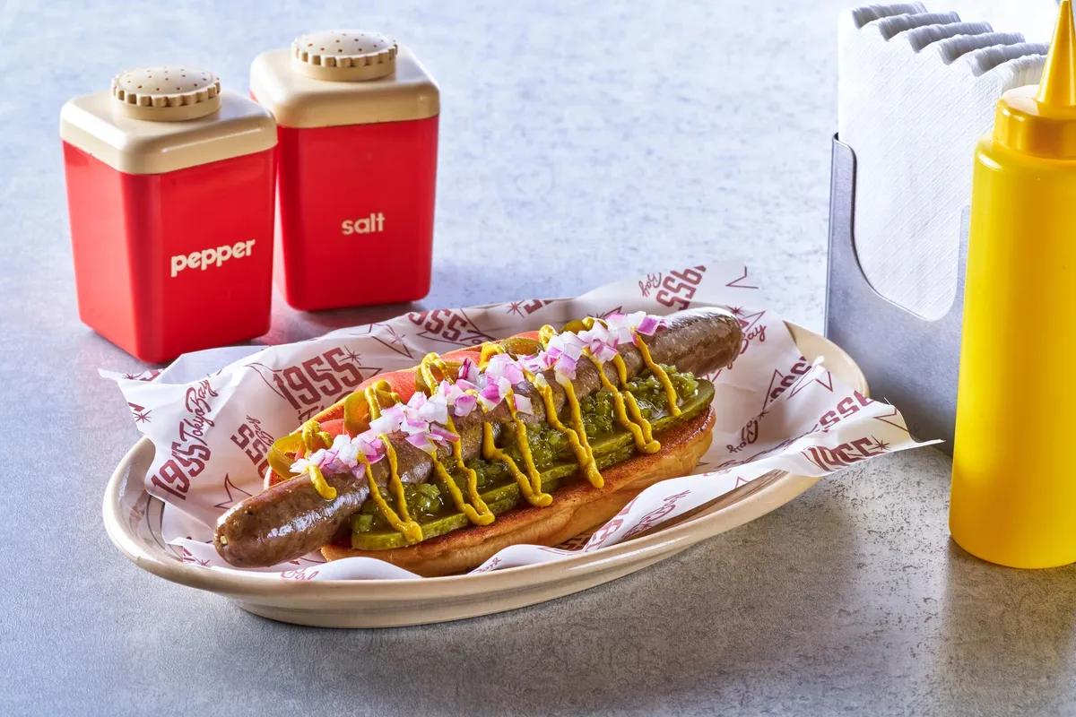 たっぷりピクルスとマスタードのホットドッグ