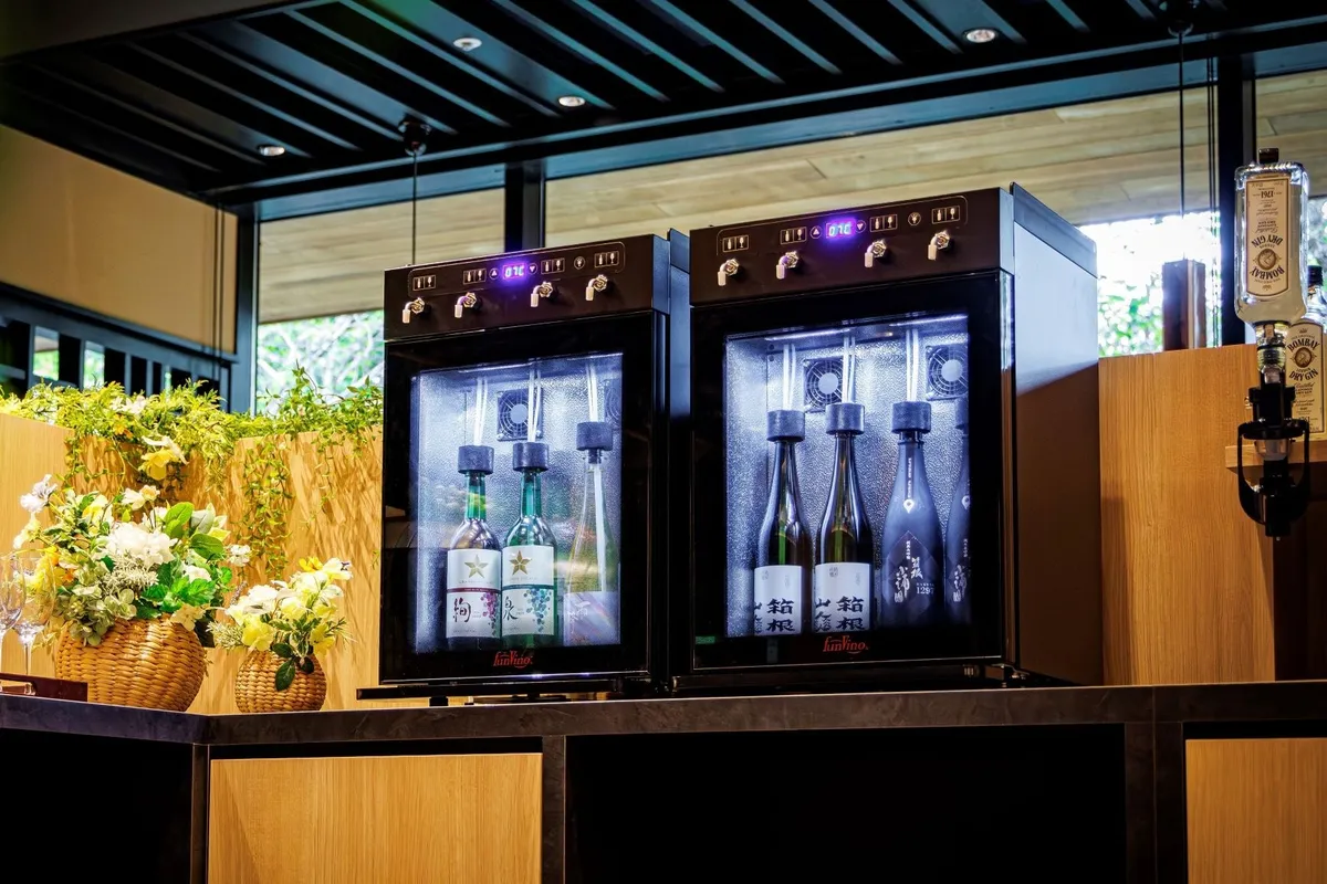 ライトアップされた日本酒・ワインディスペンサー