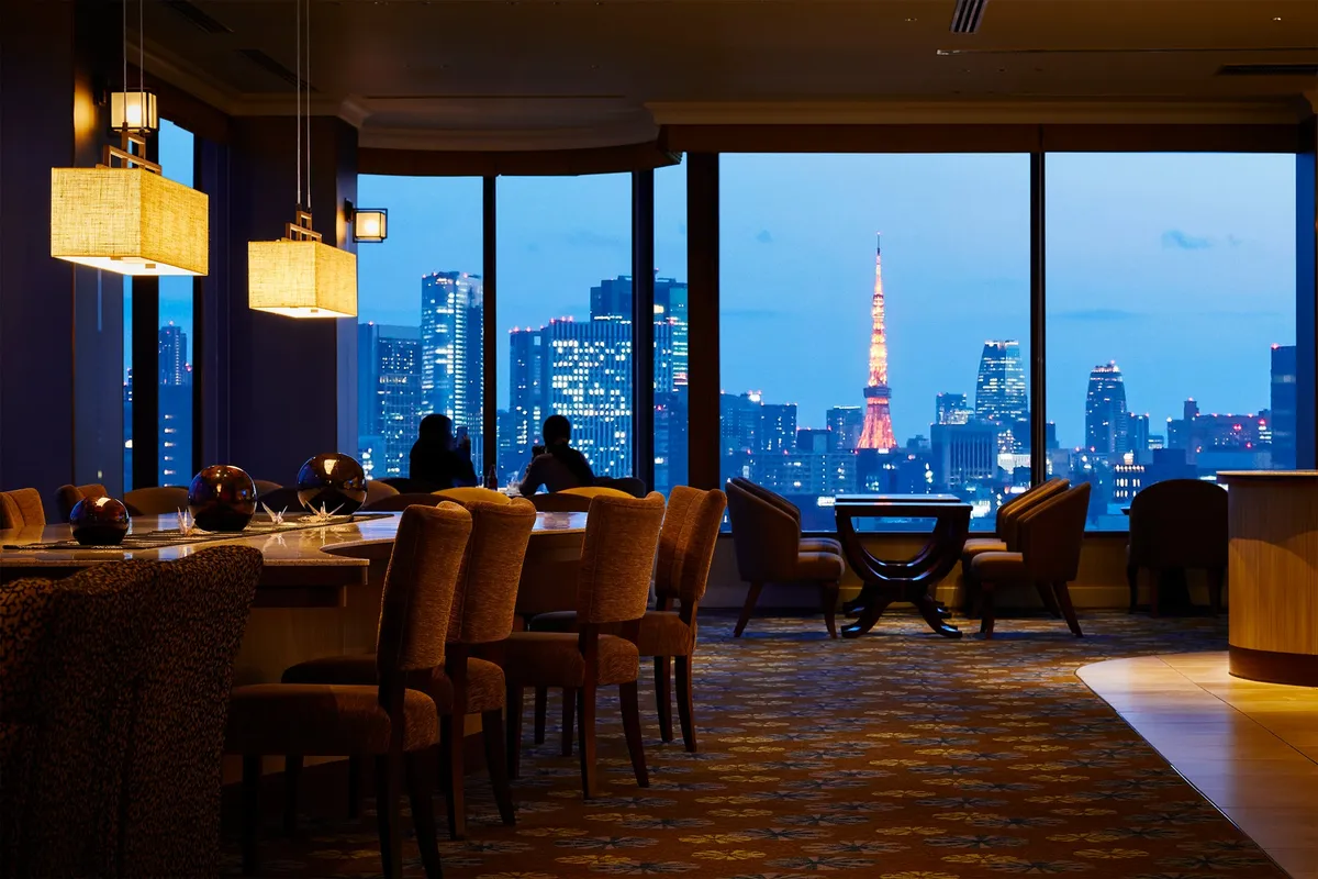 東京タワーが見える夜のエグゼクティブラウンジ