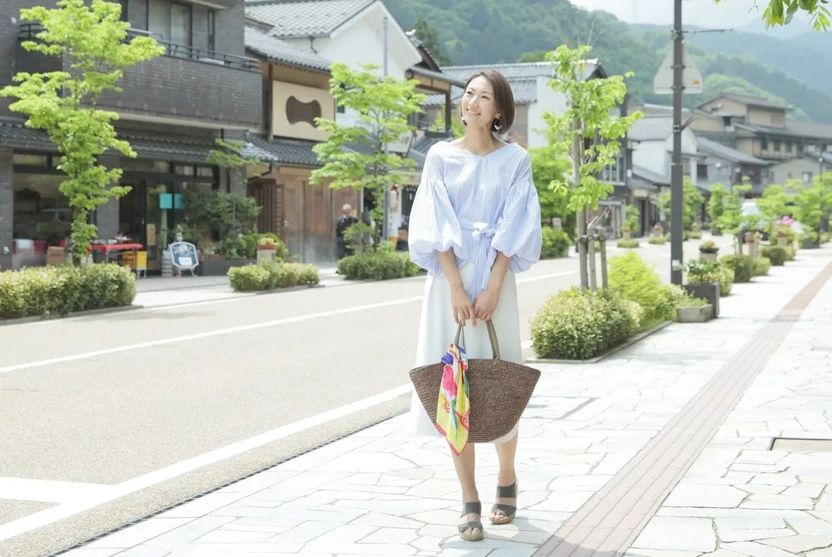 山中温泉のゆげ街道を散策する様子