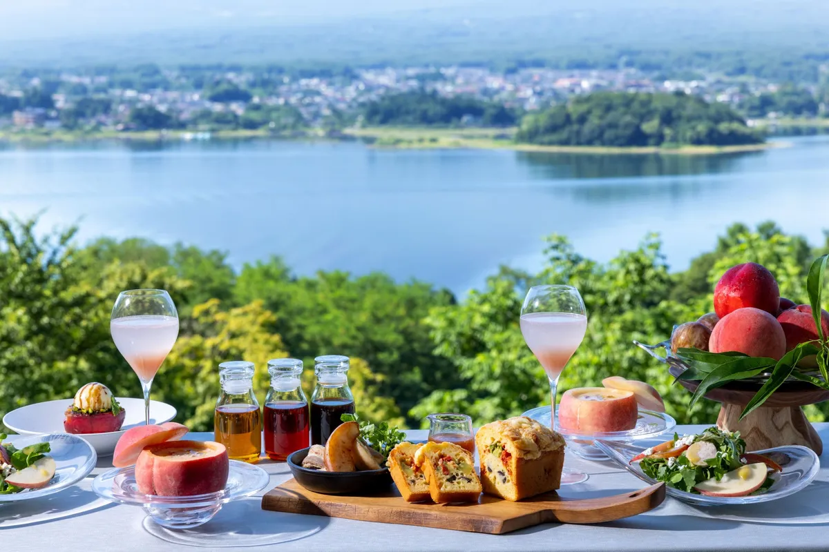 テラスで提供される桃を贅沢に使った朝食