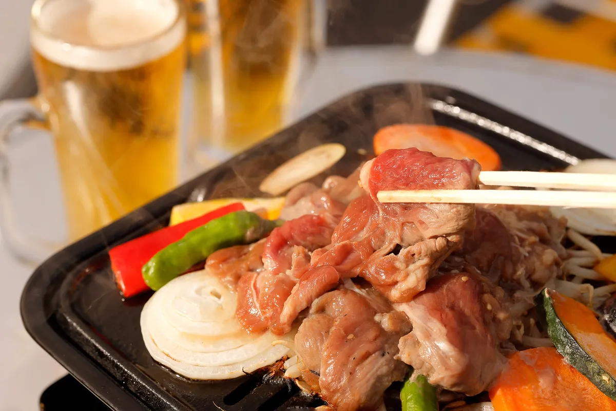 鉄板で豪快に焼かれるジンギスカン