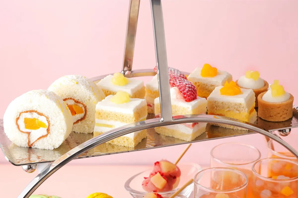 3種のショートケーキとロールケーキ